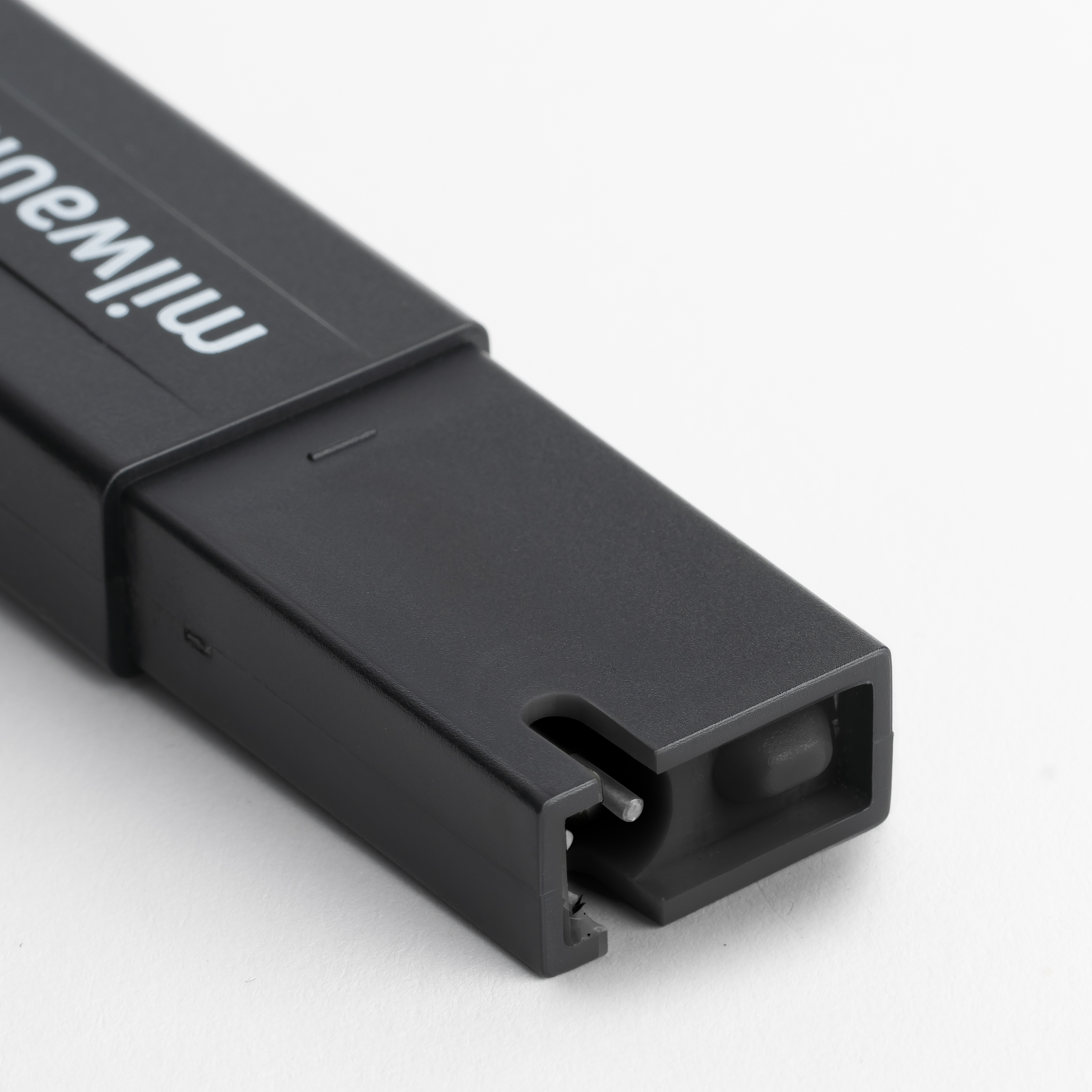 Milwaukee CD611 EC‑Tester mit offenem Sensortip, Präzisionssonde sichtbar