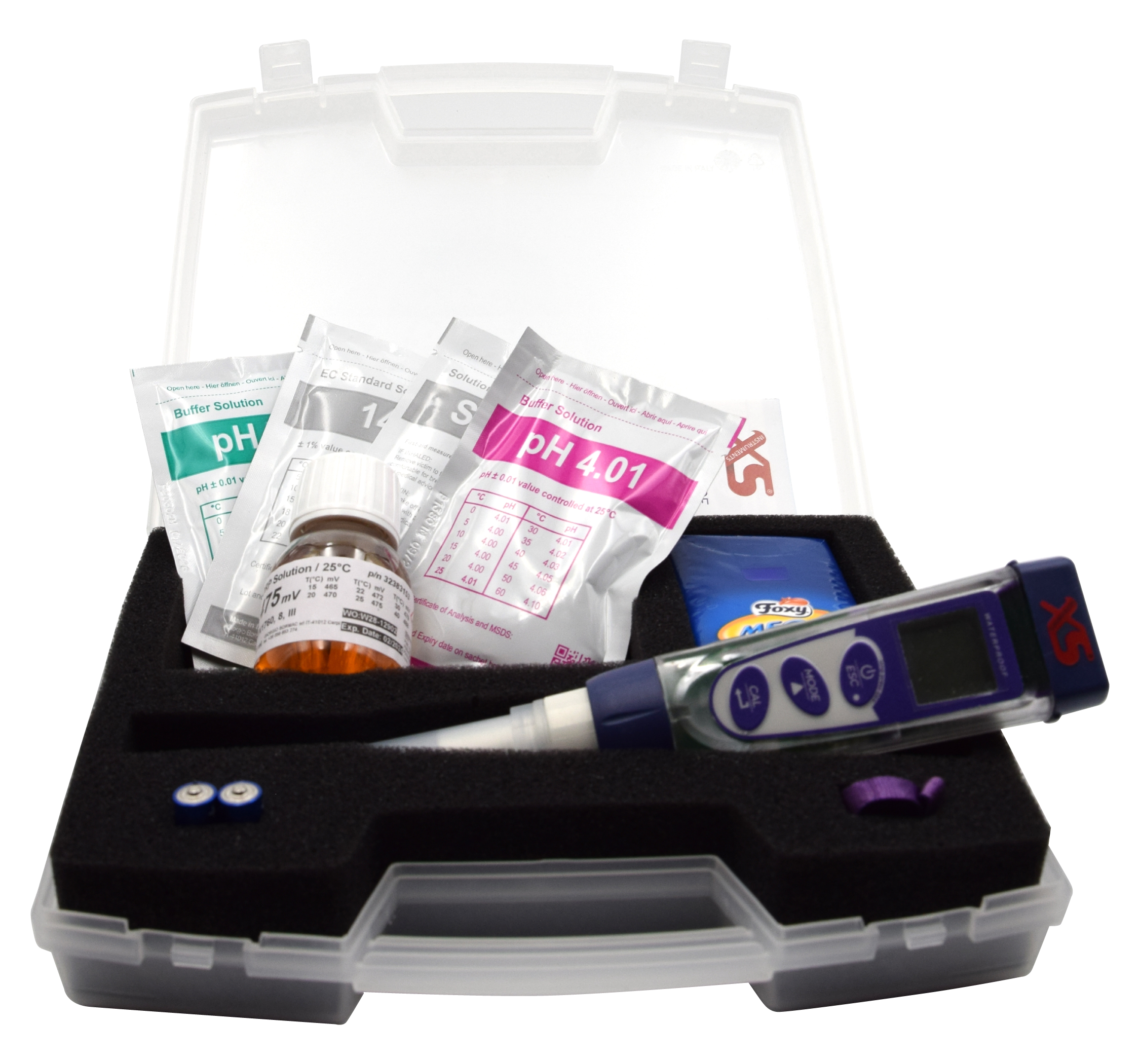 Offener XS PC 6 Koffer mit blauen Tester und mehreren Flüssigkeiten.