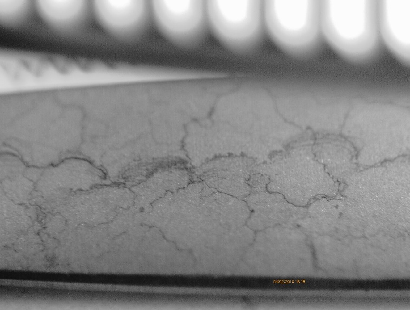 auf dem Foto zu sehen ist die Lochkorrosion auf einem med. Instrument. Mikroskop Aufnahme
