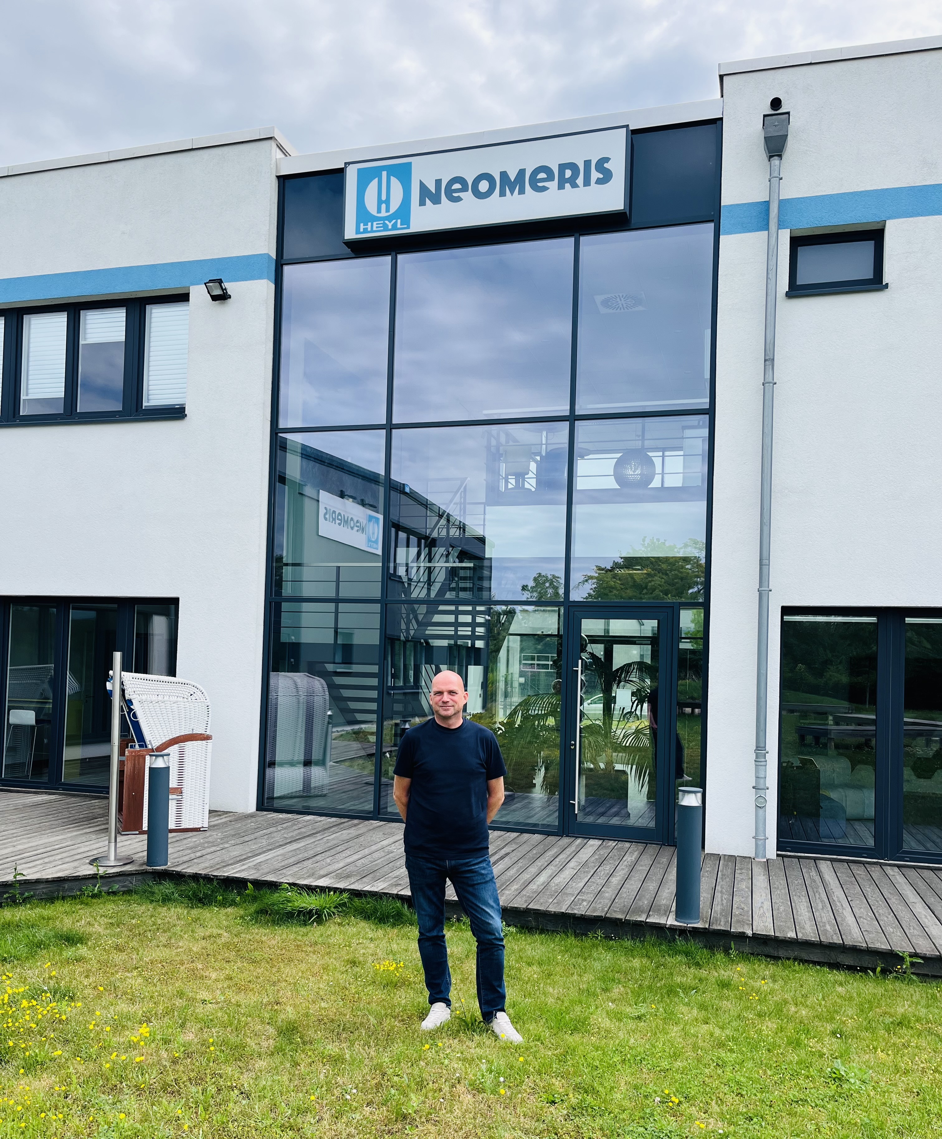 Neuer Mitarbeiter Thomas Rudolph für die Prozessanalyse in klinischen Prozessen vor dem HeylNeomeris Gebäude